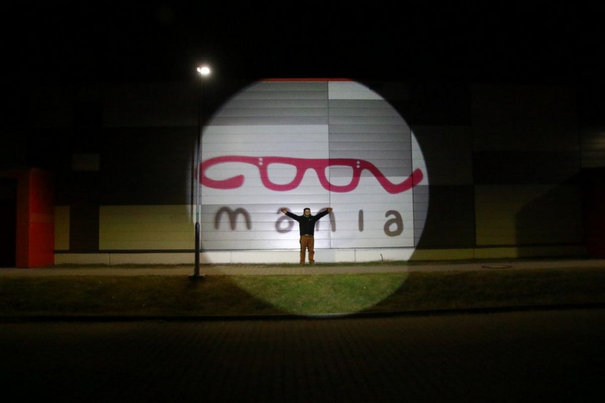Proiettori GOBO - proiezione del logo sulla parete di un edificio