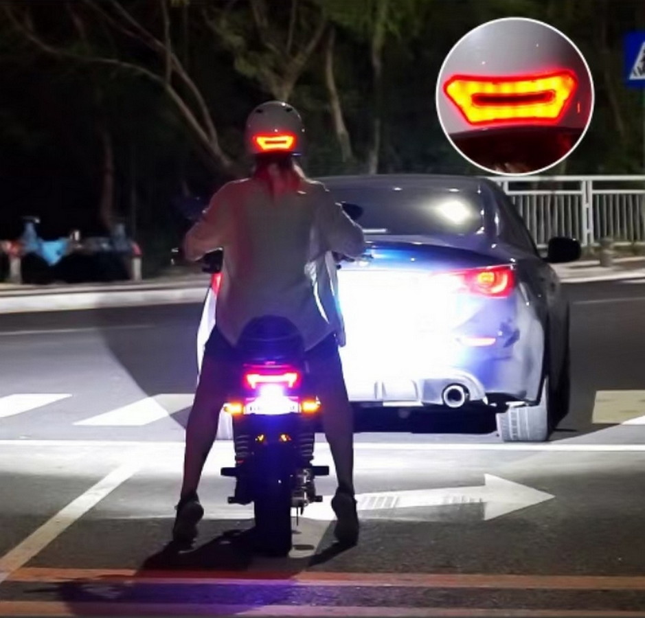 casco scooter con indicatori di direzione e luce led