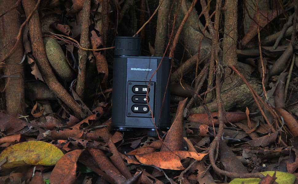 fotocamera in un cannocchiale: inseguimento di animali e cacciatori